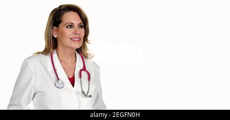 Eine schöne Ärztin in einem weißen Labormantel mit einem Stethoskop um ihren Hals. Stockfoto