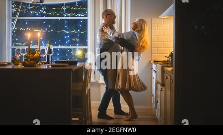 Ältere Paare in Liebe haben romantischen Abend, Tanzen im Speisesaal, Jubiläum feiern. Porträt eines glücklichen älteren Mannes und Frau haben Stockfoto