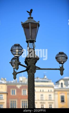 Alte Vintage-Sylish Straßenlampe gegen blauen Himmel auf der Altstadt in Krakau, Polen Stockfoto
