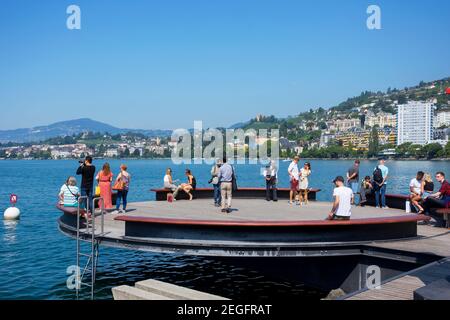 Montreux, Schweiz- 24. August 2019. Die Rundplattform Sur Mer blickt auf den Genfersee in Montreux Riviera, Schweiz Stockfoto