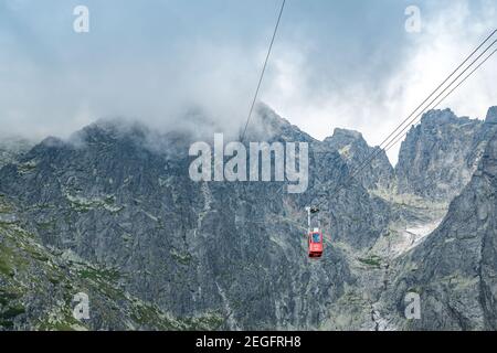 TATRANSKA LOMNICA, SLOWAKEI, AUGUST 2020 - Rote Seilbahn von Skalnate pleso zum Gipfel Lomnicky Stit in der Hohen Tatra Stockfoto