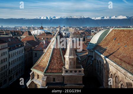 Luftaufnahme von Genf und St. Pierre Kathedrale mit Alpen im Hintergrund - Genf, Schweiz Stockfoto