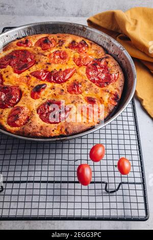 Köstliches traditionelles Focaccia-Brot mit frischen Tomaten und Olivenöl aus Bari, Apulien Stockfoto