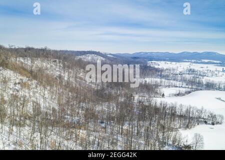 Die Hügel der Skyline fahren im Zentrum von Jackson County, IN wie aus der Vogelperspektive nach einem erheblichen Schneefall gesehen. Stockfoto