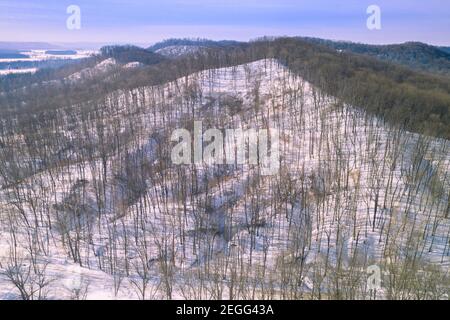 Die Hügel der Skyline fahren im Zentrum von Jackson County, IN wie aus der Vogelperspektive nach einem erheblichen Schneefall gesehen. Stockfoto