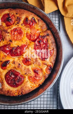 Köstliches traditionelles Focaccia-Brot mit frischen Tomaten und Olivenöl aus Bari, Apulien Stockfoto