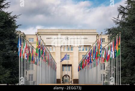 Länderflaggen vor dem Palast der Nationen - Büro der Vereinten Nationen - Genf, Schweiz Stockfoto