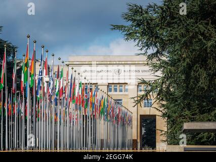 Nationalpalast und Länderflaggen - Büro der Vereinten Nationen - Genf, Schweiz Stockfoto