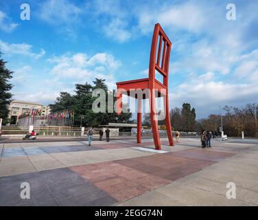 Broken Chair Skulptur auf dem Place des Nations des Künstlers Daniel Berset - Genf, Schweiz Stockfoto