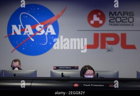 Pasadena, Vereinigte Staaten Von Amerika. Februar 2021, 18th. Mitglieder des NASA Perseverance Mars Rover Missionsteams beobachten Daten auf Monitoren in der Missionssteuerung im NASA Jet Propulsion Laboratory 18. Februar 2021 in Pasadena, Kalifornien. Der Perseverance Mars Rover soll am 18. Februar auf dem Mars landen, um nach Zeichen des alten mikrobiellen Lebens zu suchen. Quelle: Planetpix/Alamy Live News Stockfoto