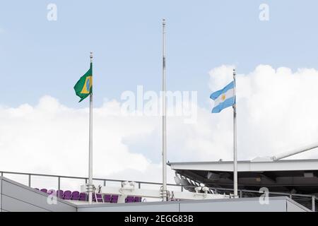 Orlando, Usa. Februar 2021, 19th. Die Länderflaggen werden während des She glaubt Cup-Spiels zwischen Brasilien und Argentinien im Exploria Stadium in Orlando, Florida gesehen. Kredit: SPP Sport Presse Foto. /Alamy Live Nachrichten Stockfoto