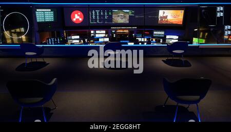 Pasadena, Vereinigte Staaten Von Amerika. Februar 2021, 18th. Mitglieder des NASA Perseverance Mars Rover Missionsteams beobachten Daten auf Monitoren in der Missionssteuerung im NASA Jet Propulsion Laboratory 18. Februar 2021 in Pasadena, Kalifornien. Der Perseverance Mars Rover soll am 18. Februar auf dem Mars landen, um nach Zeichen des alten mikrobiellen Lebens zu suchen. Quelle: Planetpix/Alamy Live News Stockfoto