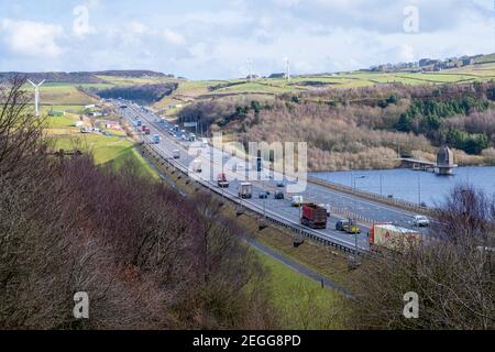 Ein Blick von der Scammonden Bridge über die Autobahn M62, Scammonden, Kirklees, West Yorkshire, UK Stockfoto