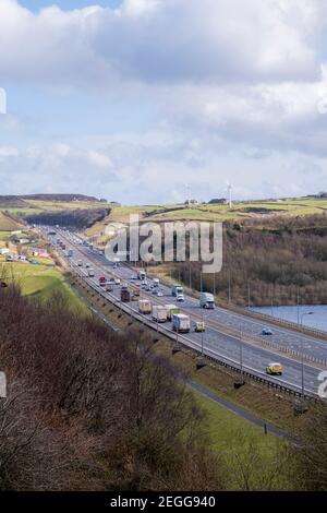 Ein Blick von der Scammonden Bridge über die Autobahn M62, Scammonden, Kirklees, West Yorkshire, UK Stockfoto