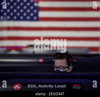 Pasadena, Vereinigte Staaten Von Amerika. Februar 2021, 18th. Mitglieder des NASA Perseverance Mars Rover Missionsteams beobachten Daten auf Monitoren in der Missionssteuerung im NASA Jet Propulsion Laboratory 18. Februar 2021 in Pasadena, Kalifornien. Der Perseverance Mars Rover soll am 18. Februar auf dem Mars landen, um nach Zeichen des alten mikrobiellen Lebens zu suchen. Quelle: Planetpix/Alamy Live News Stockfoto