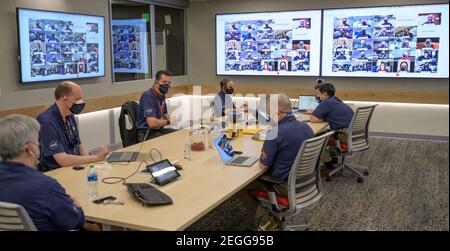 Pasadena, Vereinigte Staaten Von Amerika. Februar 2021, 18th. Mitglieder des NASA Perseverance Mars Rover Missionsteams treffen sich vor der Landung im NASA Jet Propulsion Laboratory am 18. Februar 2021 in Pasadena, Kalifornien. Der Perseverance Mars Rover soll am 18. Februar auf dem Mars landen, um nach Zeichen des alten mikrobiellen Lebens zu suchen. Quelle: Planetpix/Alamy Live News Stockfoto