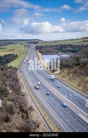 Ein Blick von der Scammonden Bridge über die Autobahn M62, Scammonden, Kirklees, West Yorkshire, UK Stockfoto