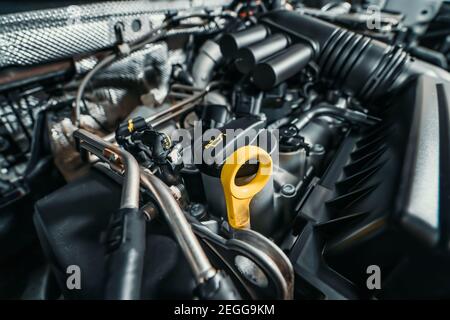Moderner, umweltfreundlicher Motor mit Turbolader oder Motor unter der Motorhaube des Fahrzeugs aus nächster Nähe. Stockfoto