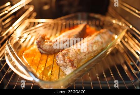 Hausgemachtes Schweinefilet im Ofen. Stockfoto