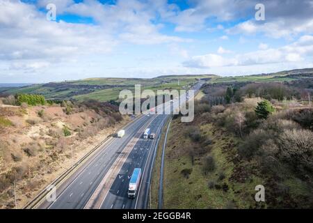 Ein Blick von der Scammonden Bridge über die Autobahn M62, Scammonden, Kirklees, West Yorkshire, UK Stockfoto