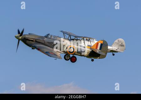 Klassische Formation - Hawker Sea Hurricane in Formation mit einem Gloster Gladiator Stockfoto