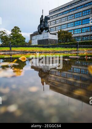 Breslau Oktober 10 2019 Boleslaw Chrobry Statue vor Renoma Mall spiegelt sich in Pfütze Stockfoto