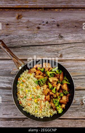 Gebratenes süßes und saures Huhn mit gedämpftem Reis. Draufsicht. Stockfoto