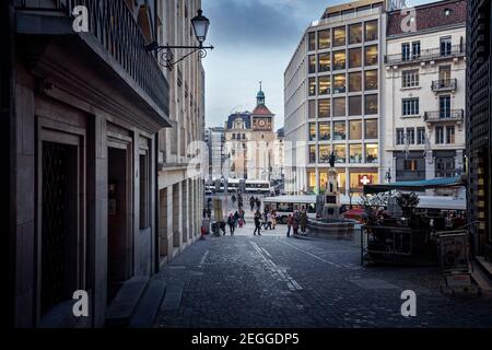 Straße mit Tour de l’Ile Uhrenturm im Hintergrund - Genf, Schweiz Stockfoto