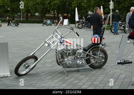 Stuttgart, Deutschland - August 2010: Ein Custom built Chopper Motorrad, dekoriert mit den amerikanischen Flaggen-Sternen und Streifen Stockfoto