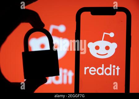 LONDON, UK - Februar 2021: Reddit-Logo auf einem Smartphone mit Vorhängeschloss Stockfoto