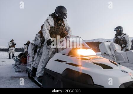U.S. Marines mit Marine Rotational Force Europe Vorbereitung auf Schneemobiltraining bei kaltem Wetter 17. Februar 2021 in Satermoen, Norwegen. Stockfoto