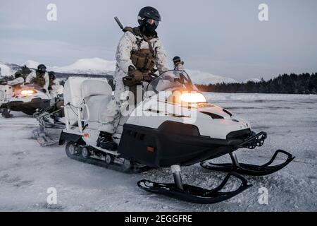 U.S. Marines mit Marine Rotational Force Europe Vorbereitung auf Schneemobiltraining bei kaltem Wetter 17. Februar 2021 in Satermoen, Norwegen. Stockfoto