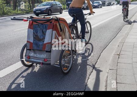 Fahrradanhänger auf Radweg in der Stadt Stockfoto