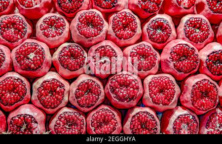 Reihen Von Granatäpfeln. Granatapfel Nahaufnahme, Hintergrund. Gruppe Von Reifen Granatäpfel Früchte Ordentlich Auf Theke Im Laden Gelegt. Stockfoto