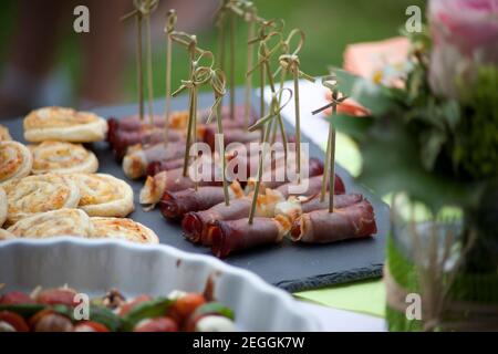 Grillbuffet bei Party im Sommer Stockfoto