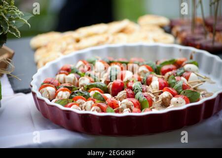 Grillbuffet bei Party im Sommer Stockfoto