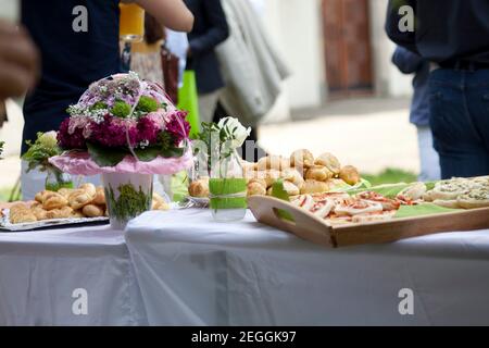 Grillbuffet bei Party im Sommer Stockfoto