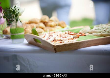 Grillbuffet bei Party im Sommer Stockfoto