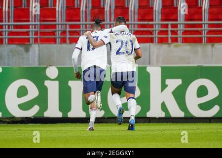 ANTWERPEN, BELGIEN - 18. FEBRUAR: Alfredo Morelos vom Rangers FC feiert das Tor von Joe Aribo vom Rangers FC während des UEFA Europa League Spiels dazwischen Stockfoto