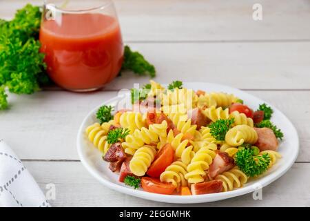 Italienische Hartweizen Pasta Rotini mit Tomatensaft. Gesunde Mahlzeit. Stockfoto