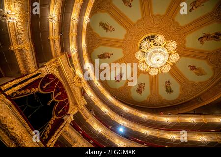 Blick auf das Innere des Auditoriums im Bolschoi-Theater (historische Bühne) von Ballett und Oper in Moskau, Russland Stockfoto