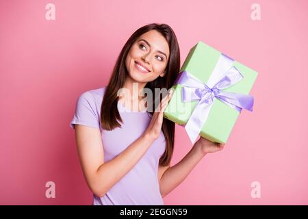 Portrait der schönen zarten Mädchen halten Geschenk-Box leer aussehen Space tragen lässige Outfit isoliert auf rosa Hintergrund Stockfoto