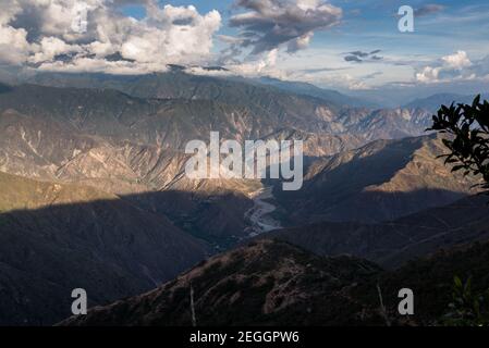 Sonnenuntergang im Chicamocha Canyon in Kolumbien. Ein Schatten wächst, während die Sonne untergeht. Stockfoto