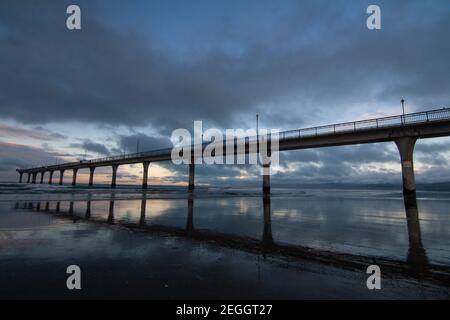 New Brighton Beach und Pier bei Sonnenuntergang dramatisches Licht, Christchurch South Island Neuseeland Stockfoto