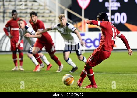 Der Antwerpener Lior Refaelov erzielt das zweite Tor des Spiels von der Strafstelle während der UEFA Europa League Runde von 32, dem ersten Beinspiel im Bosuilstadion, Antwerpen. Bilddatum: Donnerstag, 18. Februar 2021. Siehe PA Geschichte FUSSBALL Rangers. Bildnachweis sollte lauten: PA Wire via Belga. EINSCHRÄNKUNGEN: Nur Großbritannien und Irland. Die Nutzung unterliegt Einschränkungen. Nur redaktionelle Verwendung, keine kommerzielle Nutzung ohne vorherige Zustimmung des Rechteinhabers. Stockfoto