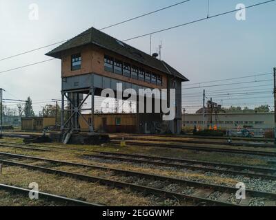 Kedzierzyn Kozle Oktober 19 2019 langes Gebäude über Schienen in der Nähe Hauptbahnhof Stockfoto