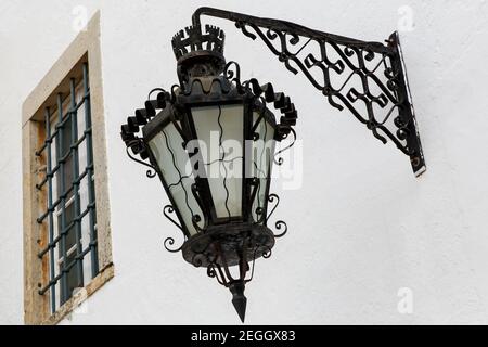 Alte Straße auf weißer Mauer in der Altstadt Stockfoto