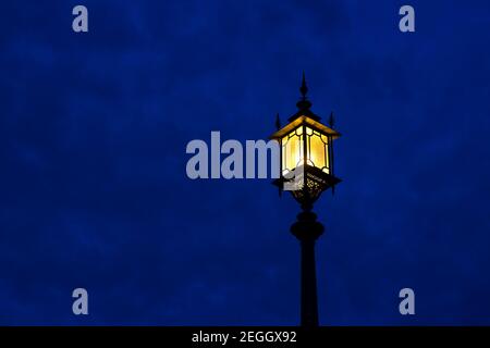 Leuchtende alte quadratische Laterne, Dämmerung Zeit Stockfoto