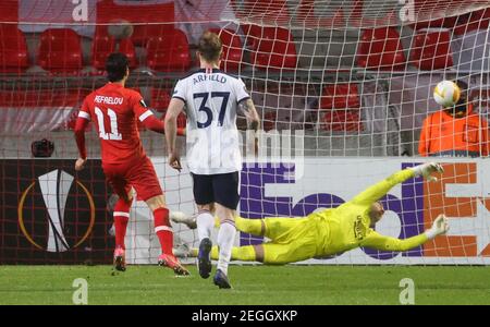 Der Antwerpener Lior Refaelov (links) erzielt das zweite Tor des Spiels von der Strafstelle während der UEFA Europa League Runde von 32, dem ersten Beinspiel im Bosuilstadion, Antwerpen. Bilddatum: Donnerstag, 18. Februar 2021. Siehe PA Geschichte FUSSBALL Rangers. Bildnachweis sollte lauten: PA Wire via Belga. EINSCHRÄNKUNGEN: Nur Großbritannien und Irland. Die Nutzung unterliegt Einschränkungen. Nur redaktionelle Verwendung, keine kommerzielle Nutzung ohne vorherige Zustimmung des Rechteinhabers. Stockfoto