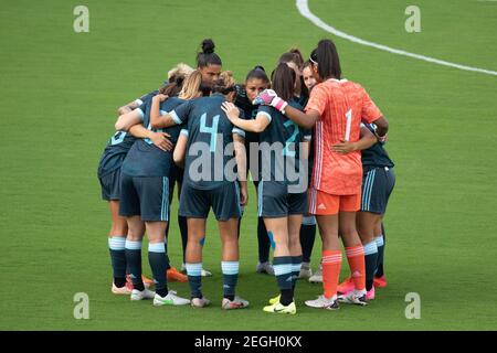 Orlando, Usa. Februar 2021, 19th. Argentinien Kader huddle sich während der She glaubt Cup-Spiel zwischen Brasilien und Argentinien im Exploria Stadium in Orlando, Florida. Kredit: SPP Sport Presse Foto. /Alamy Live Nachrichten Stockfoto